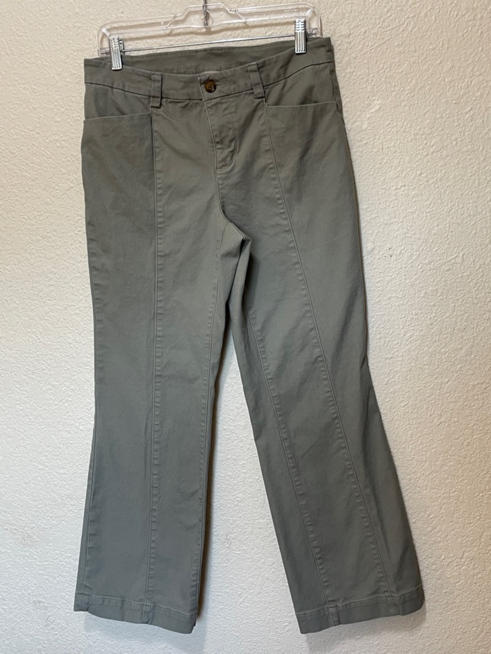 Duluth Trading Company Women's Green Pants. Good Condition. Size. 8 By 29.